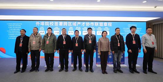 一群人站在一起AI 生成的内容可能不正确。