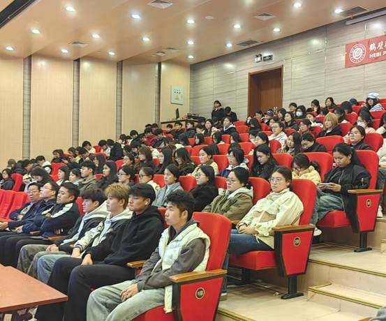 礼堂里有许多人AI 生成的内容可能不正确。