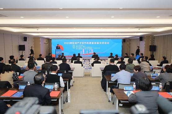 会议室里的人们AI 生成的内容可能不正确。